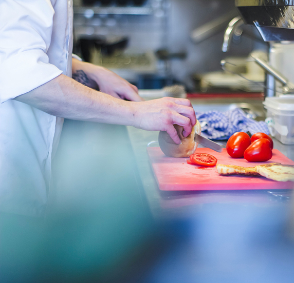desinfeccion-superficies-cocina chef-cortando-higiene-cocinas-profesionales